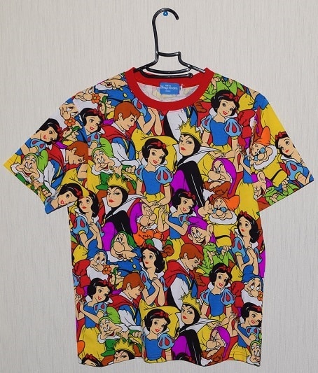 ２７４４ (・´`(◇) 白雪姫、 ピーターパン の総柄Tシャツ 新発売