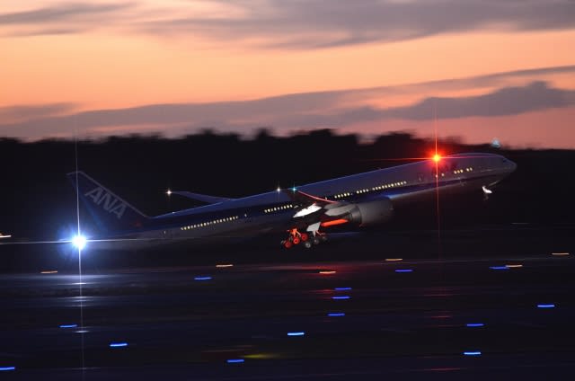 夕暮れ 夜撮練習まとめ 成田空港 １１月２８日 その１２ ボンさんの飛行機写真
