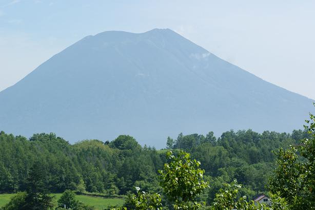 蝦夷富士や麦藁の山に日は当り 鴻風俳句教室