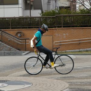 bicycl09.jpg: 自転車の後ろ乗り