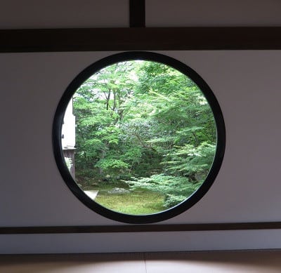 京都 鷹峯 源光庵 京都を代表する円窓には静寂が最も似合う 美の五色 Bino Gosiki 美しい空間 モノ コトをリスペクト 京都 鷹峯 源光庵 京都を代表する円窓には静寂が最も似合う 美の五色 Bino Gosiki 美しい空間 モノ コトをリスペクト