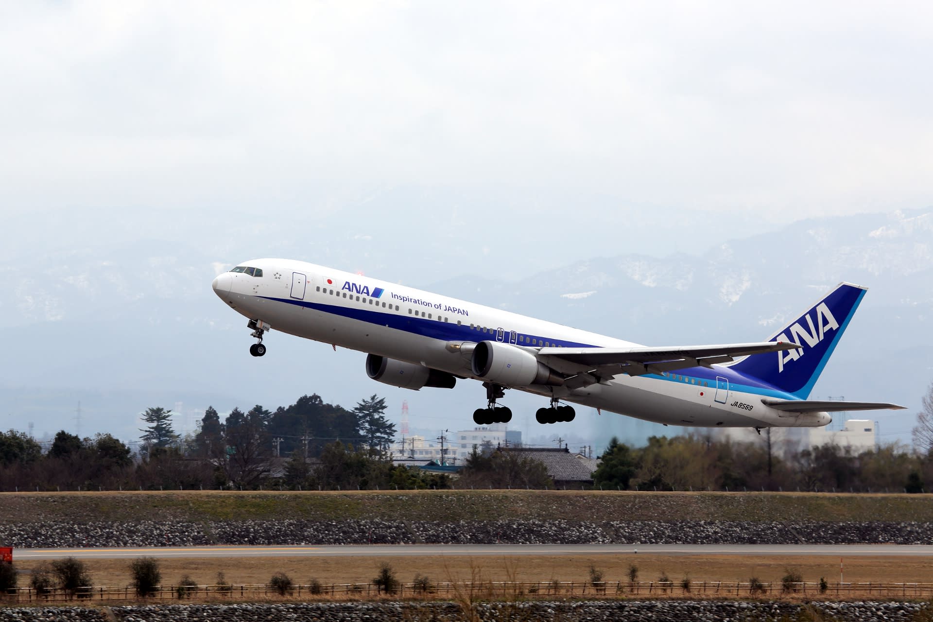 富山きときと空港から離発着する飛行機を神通川対岸から撮影 エアライン撮影日記