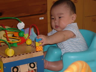 バンボチェアーで一人遊び 赤ちゃんグッズの選び方