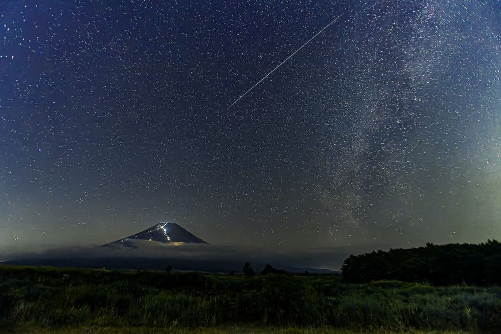 ペルセウス座流星群と富士の写真
