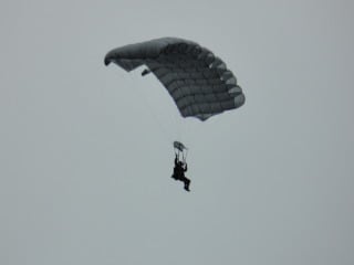 自由落下傘降下を行う第1空挺団隊員