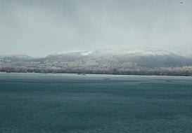 今日のイズミル湾。冠雪した山。