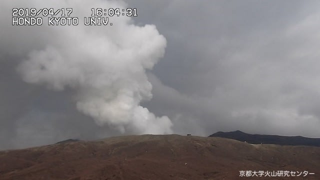 Hazard Lab 4月17日16 31分 阿蘇山 中岳第一火口 火山性微動続く 熊本県 動画 森羅万象 考える葦 インターネットは一つの小宇宙 想像 時には妄想まで翼を広げていきたい Hazard Lab 4月17日16 31分 阿蘇山 中岳第一火口 火山性微動続く 熊本県 動画 森羅万象 考える葦 インターネットは一つの小宇宙 想像 時には妄想まで翼を広げていきたい