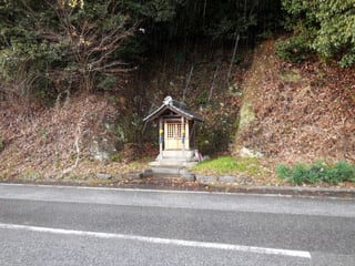 山裾の地蔵堂