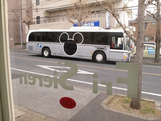 当店前の道路に ディズニーリゾートクルーザー 停車 松戸市 ドイツ模型の床屋 フリジーレン のブログ