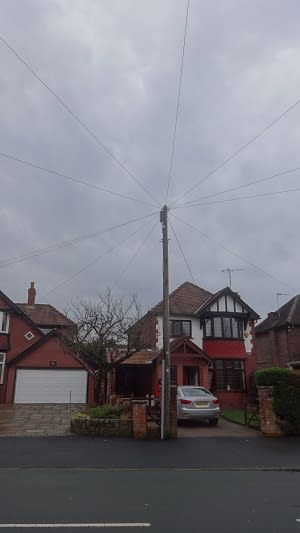 イギリスの住宅街の電線 あえてクリスマスと関係ない話題 イギリス ストックポート日報 England Daily Stockport