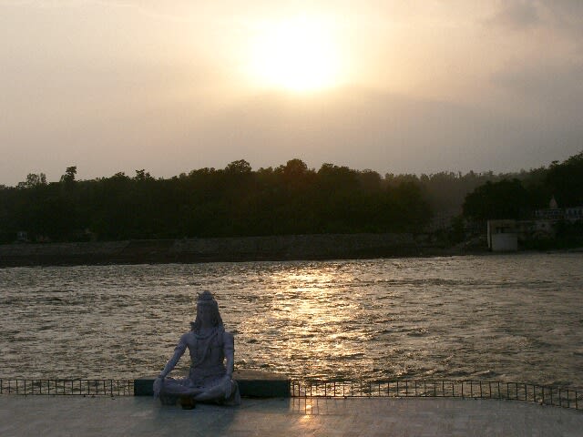 ７/３０：夕陽のガンジス川のほとりの男神の像