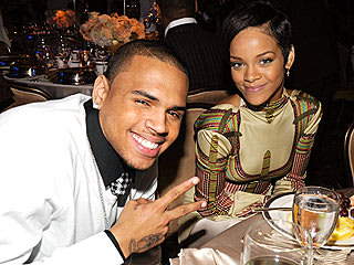  Rihanna and Chris Brown, starting their exciting night on the town with dinner at Giorgio Baldi（リアーナとクリスブラウン、ジョルジオバルディでディナー）。