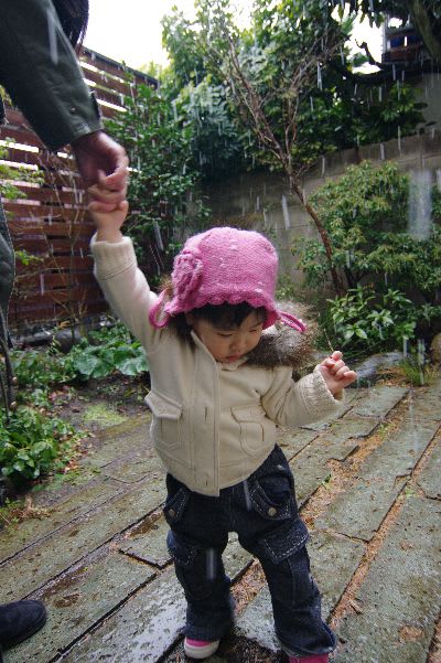 雪で遊ぶ赤ちゃん