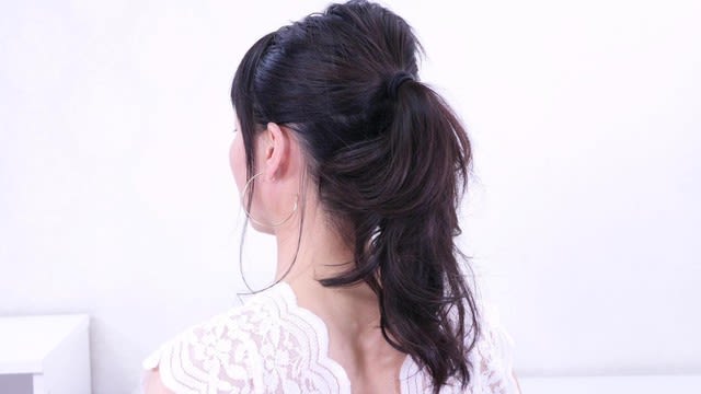 ポニーテール ストレートヘア の後ろ姿美人に 髪の毛を長く見せる方法
