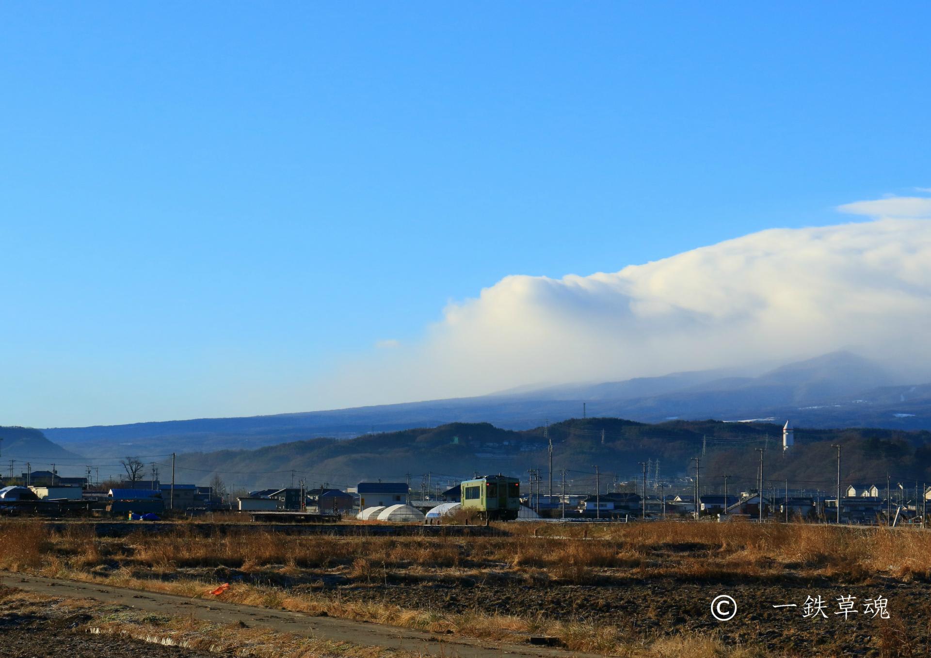 雪雲に隠れた八ヶ岳連邦と小海線 一鉄草魂 鉄道風景 乗車記 ときどき名所とグルメ
