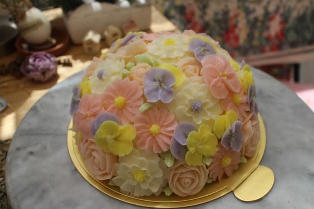 フラワードームケーキ Rさん作品 フラワーケーキ教室 餡フラワークラフト バタークリームとあんこのお花ケーキ