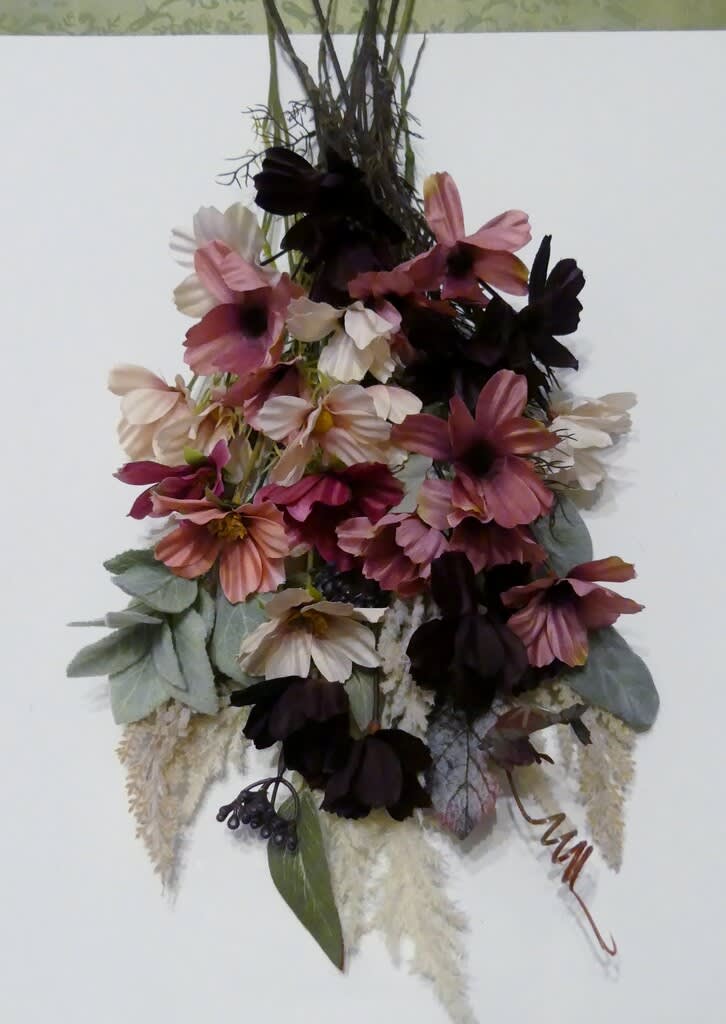 秋のフラワーアレンジ２０２１ １００均シックコスモスのスワッグ えつこのマンマダイアリー