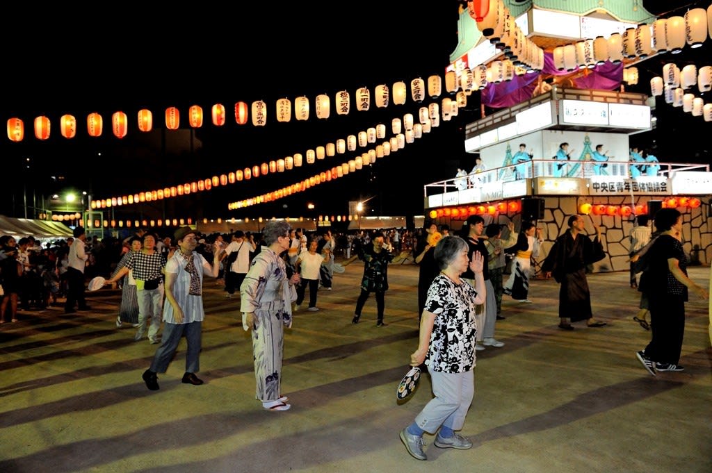 大阪市中央区 盆踊り 19 08 02 民家 旅 花とイベント のブログ