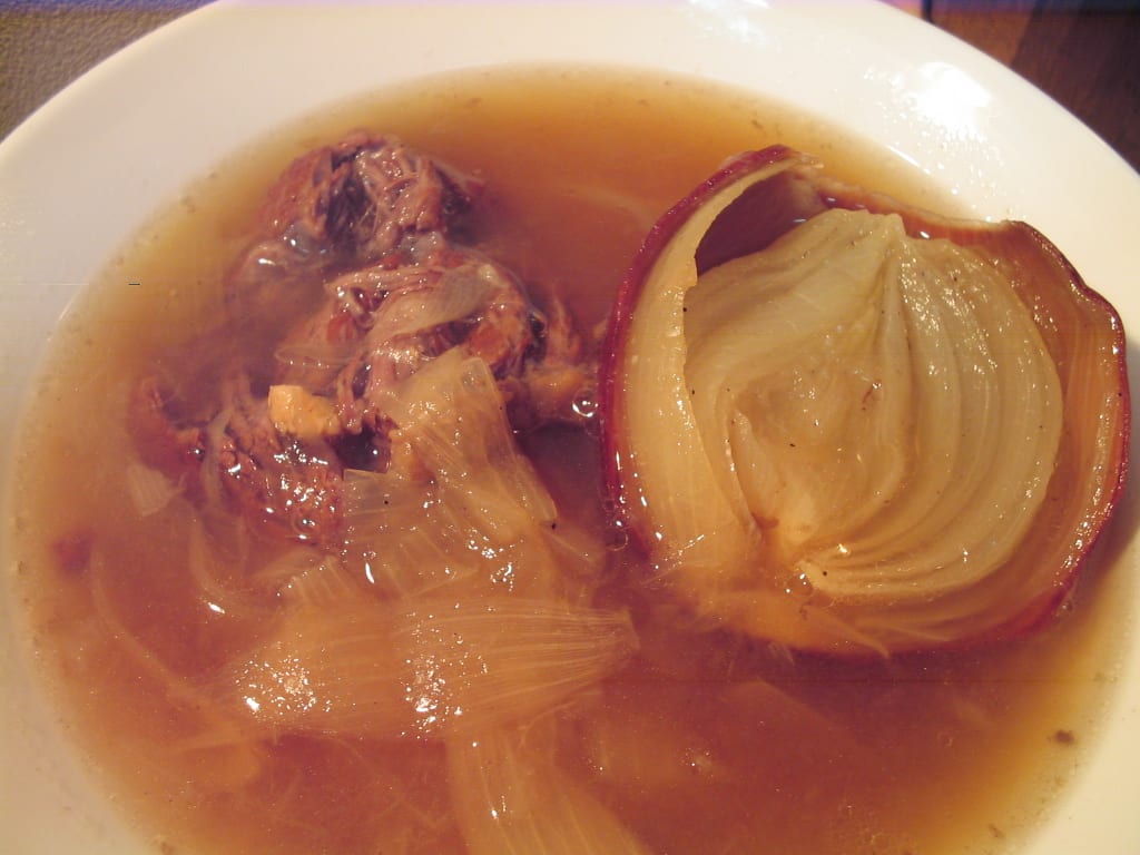 牛すね肉のオニオンスープ あなぐらのどおぶつレストラン