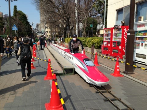 小嶋陽菜さん さいたま市観光宣伝部長 雛人形を作っている江戸木目込人形職人 伝統工芸士 新井久夫 小嶋陽菜さん さいたま市観光宣伝部長 雛人形を作っている江戸木目込人形職人 伝統工芸士 新井久夫