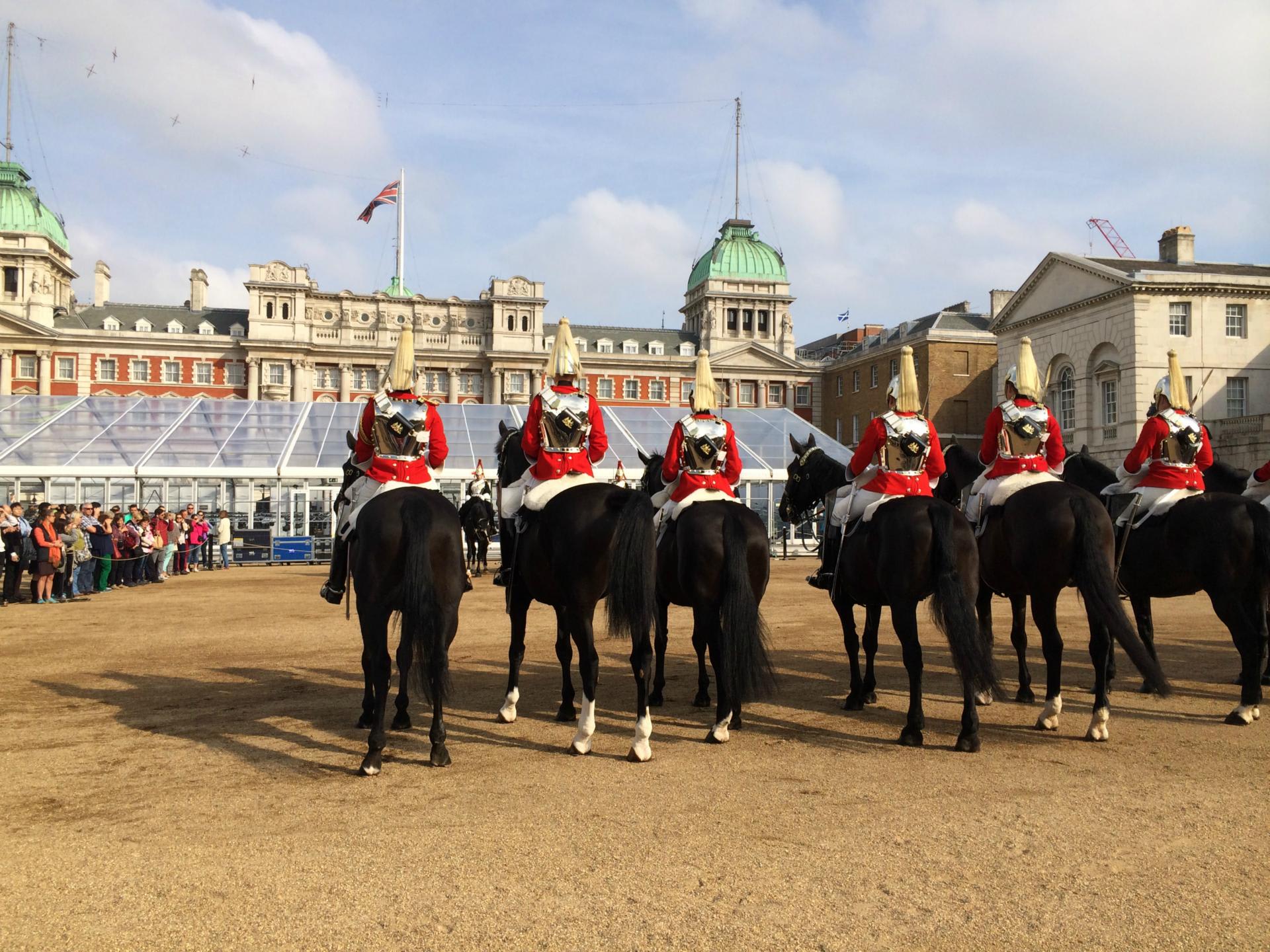 ロンドン観光 バッキンガム宮殿からウェストミンスター寺院へ 一期一会 ロンドン観光 バッキンガム宮殿からウェストミンスター寺院へ 一期一会