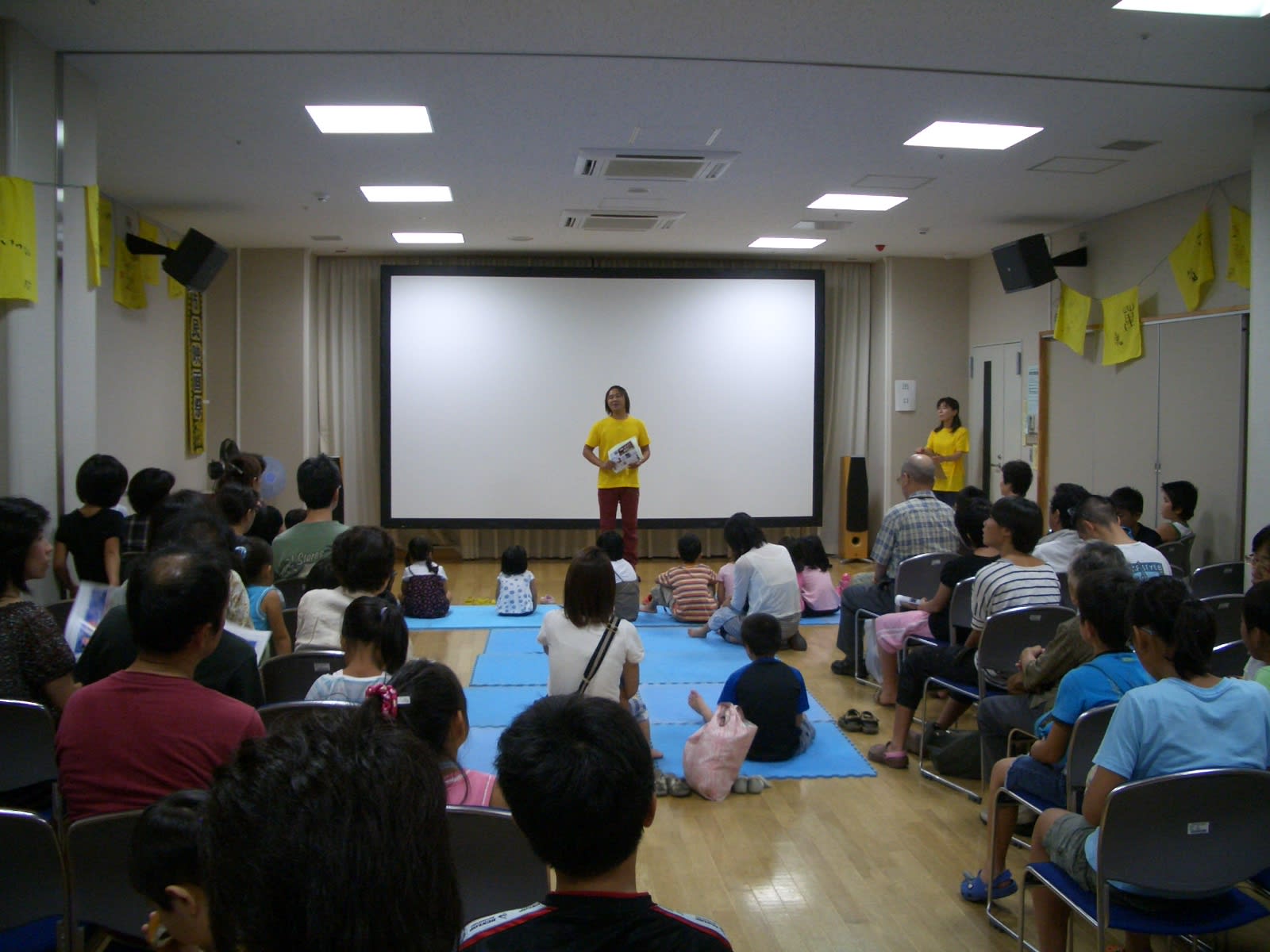 保谷駅前に映画館が 街なか映画館が開催されました 西東京商工会