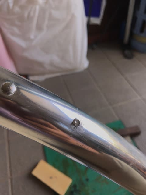 前泥除けの穴あけ