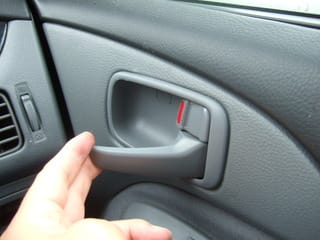 自動車に鍵を閉じ込めてしまったら 鍵の閉じ込み解錠 バッテリー上がり パンク修理 近藤功 ブログ