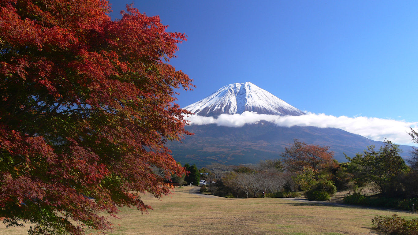真っ赤な紅葉と富士山 パソコンときめき応援団 壁紙写真館