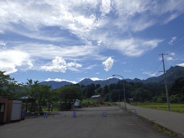 現場事務所の前から見た今日の空