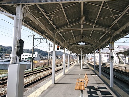 山陽本線備後赤坂駅の古いレールの上屋 ０１ 我が人生の垢