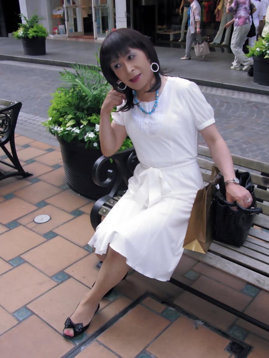 白のワンピース 横浜元町にて 深月愛のフォトブログ 私は死ぬまで女装をやめられない