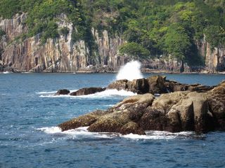 紀伊半島の尾鷲 梶賀漁港へ 磯釣り に出掛けた せいやんたなか の遠くの山もあせらず歩いて登りましょ