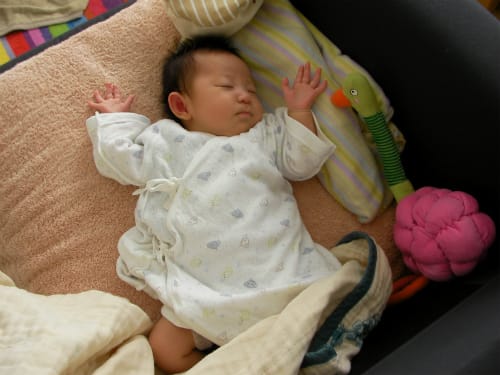 赤ちゃんは何故寝るとき万歳 なのか グータラ コソダテ