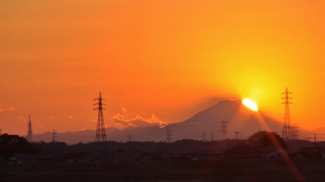 富士山への日没と東京スカイツリー 茨城県南部の日没 はたやんさんより 立山日和 富士山への日没と東京スカイツリー 茨城県南部の日没 はたやんさんより 立山日和