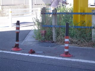 分離帯の赤いポールの中身 武田建築設計室の昨日今日明日 分離帯の赤いポールの中身 武田建築設計室の昨日今日明日