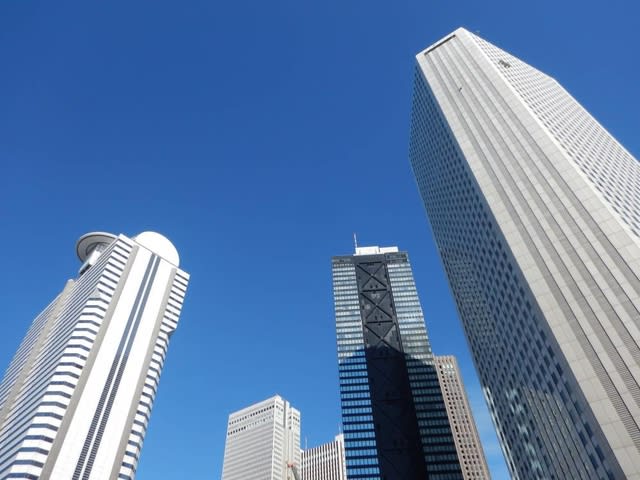 新宿の高層ビル街 台風一過の青空 ランシモ