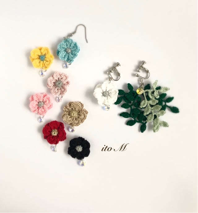 花とリーフブーケとスワロフスキーのイヤリング ピアス Ito M の 手編みアクセサリーと小物