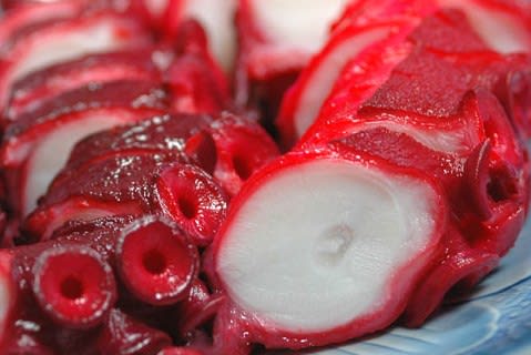 慶事には赤い色の、酢蛸の刺身がよく似合う。
