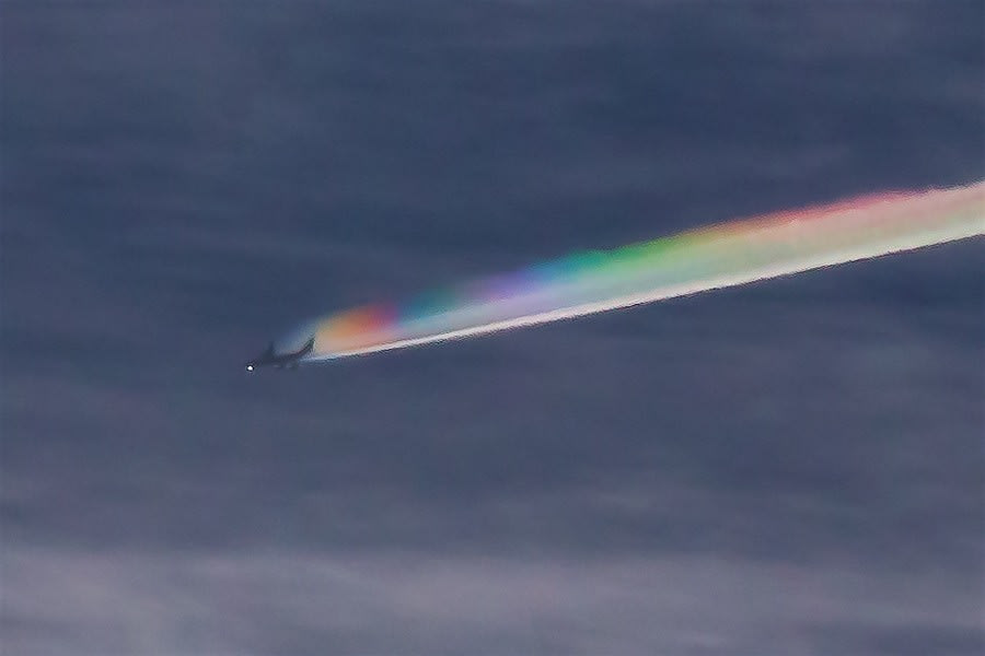 朝日で虹色に染まった飛行機雲、2020年10月 - こつなぎの写真ノート