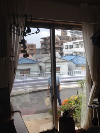 夏の暑さ熱中症対策に もうよしずやカーテンいらない 窓フィルムで１０度も涼しい 取材ok 窓ガラスの暑さと地震対策に窓 フィルム貼り 目隠しミラーならカーテンなしで外から見られず中からスッキリ 冷暖房効果アップ