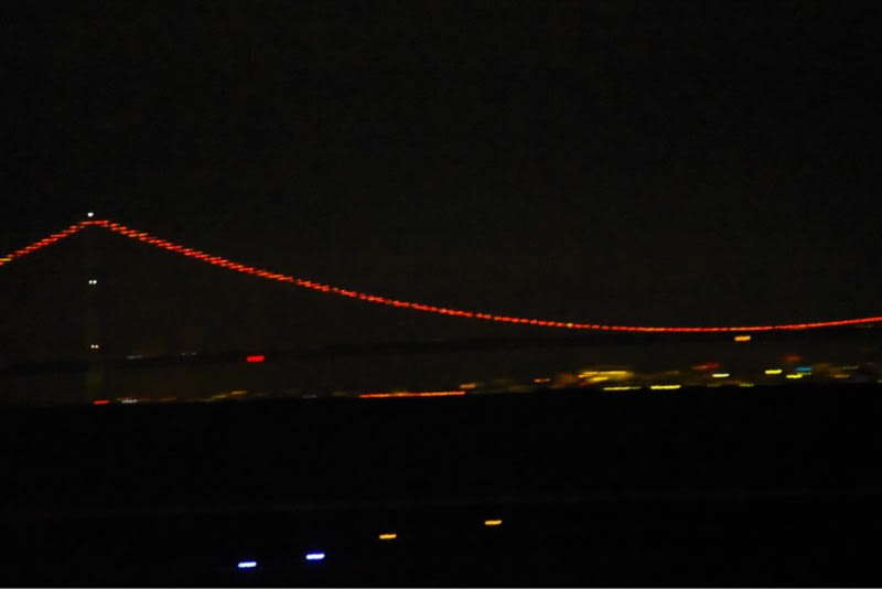 世界赤十字デー 明石海峡大橋はレッドのライトアップだった 着陸機とのコラボはどうだった ふくちゃんのブログ 飛行機 風景写真