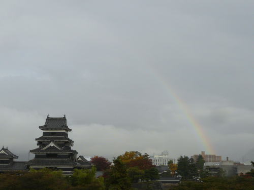 松本城上空にかかった虹