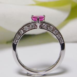 ピンクサファイヤ・ ビビットピンクとはこんなにも綺麗です。 元町宝石店長のブログ - 僅かな三日月の光でも輝く価値ある美しい希少宝石のご紹介と