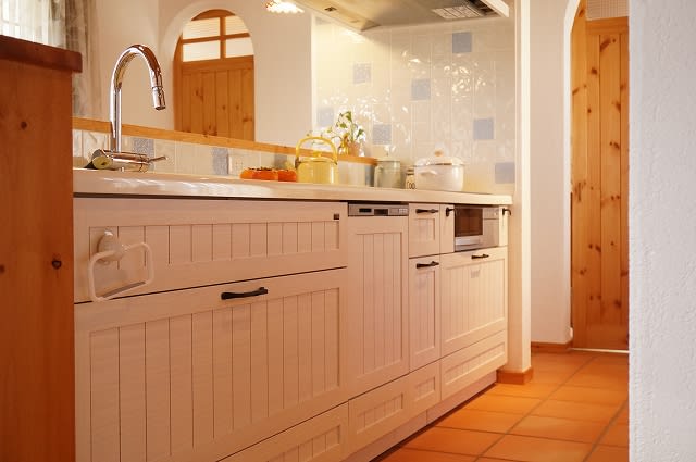 天然木目キッチンの白は 思ったより汚れ目立たない スイス漆喰外壁で北欧風の家づくり 天然素材の家づくり記録と新築後の変化