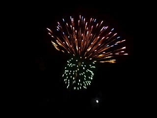 面白い形だけど綺麗な花火 見上げる空と爽やかな風 面白い形だけど綺麗な花火 見上げる空と爽やかな風