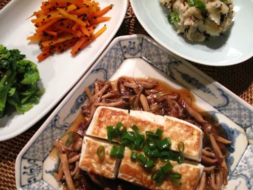 素食をおいしく 豆腐のきのこあんかけ 梅ひじきポテサラ 白黒胡麻野菜 おひとりさまの健康な食卓