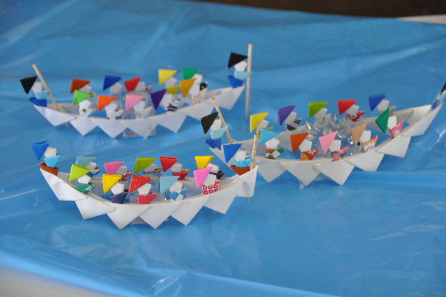 乗船受付窓口にかわいい 折り紙舟 が登場 保津川下りの船頭さん