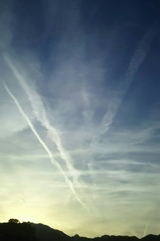 珍しい飛行機雲 - MKママと田舎おやじの「気分は上々」