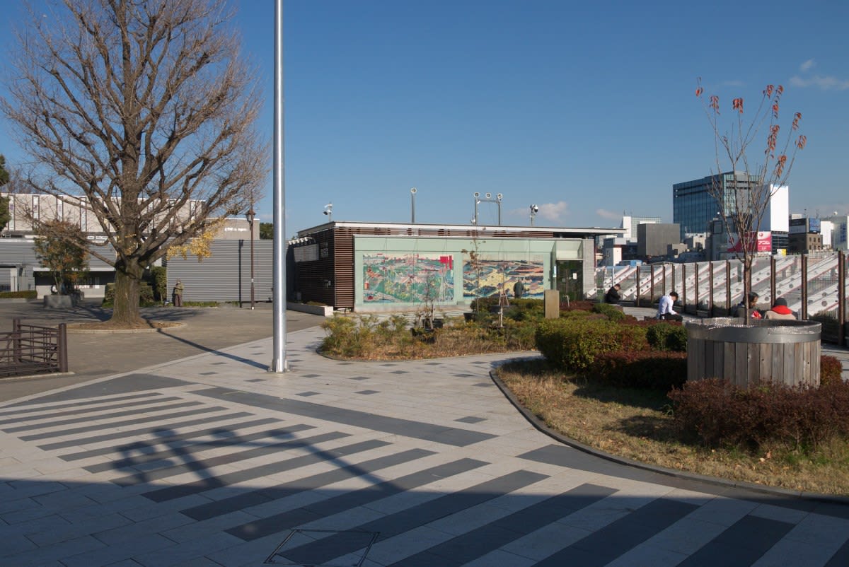 １２月の上野公園 東京文化会館前を通り抜けて上野３１５３ ｊｒ上野駅へ ｐａｒｔ２ 緑には 東京しかない